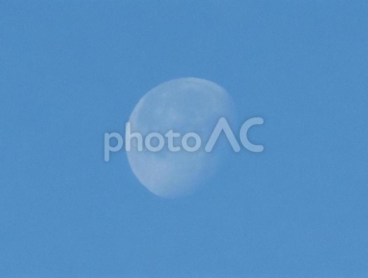 青空に浮ぶ上弦の月 月,上弦の月,空の写真素材