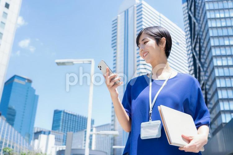 オフィス街で働く若いビジネスウーマン ビジネスウーマン,ビジネス,女性の写真素材