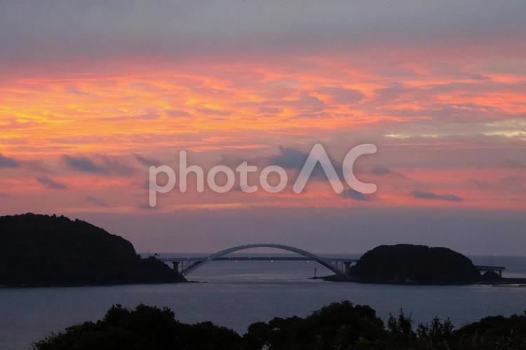 １１月中旬の串本町の朝焼け 背景,朝焼け,きれいの写真素材