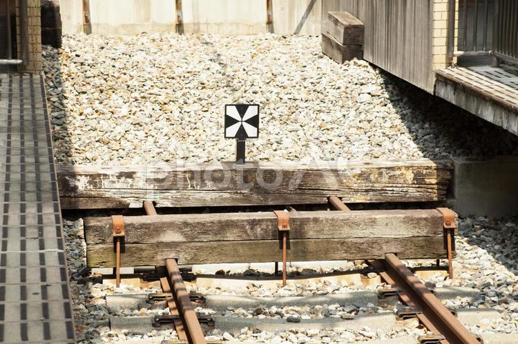 昼の鉄道車止め標識 車止め,標識,鉄道の写真素材