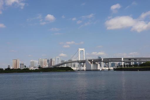 海とレインボーブリッジと街並みと空の風景 海とレインボーブリッジと街並みと空の風景の写真