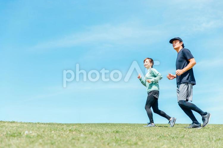 ランニングする男女 走る,運動,ランニングの写真素材