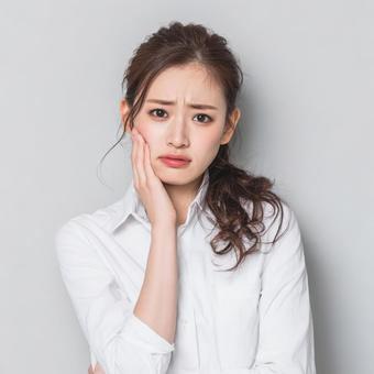 困り顔の日本人女性のポートレート 困り顔の日本人女性のポートレートの写真
