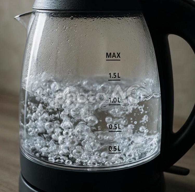 電気ケトルで沸騰するお湯の様子 電気ケトル,お湯,沸騰の写真素材