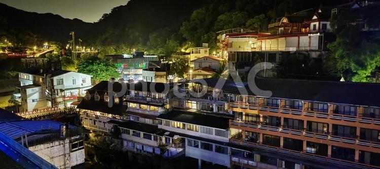 台湾の山あいに灯る温泉宿の夜景 台湾,温泉,夜景の写真素材