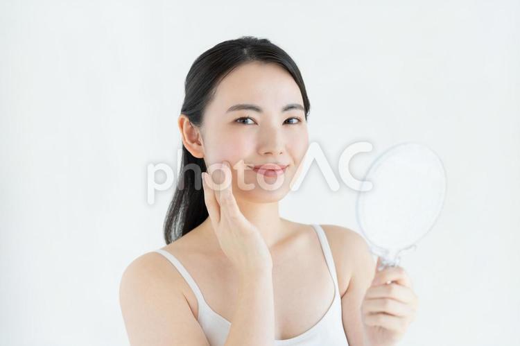 若い女性のビューティ スキンケア,ビューティ,笑顔の写真素材