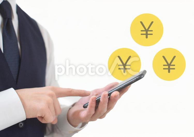 スマホ操作するビジネスマンとお金 お金,資産,貯金の写真素材