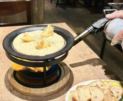 チーズフォンデュ バーナーで点火 チーズフォンデュ バーナーで点火 熱い,バーナー,点火の写真素材