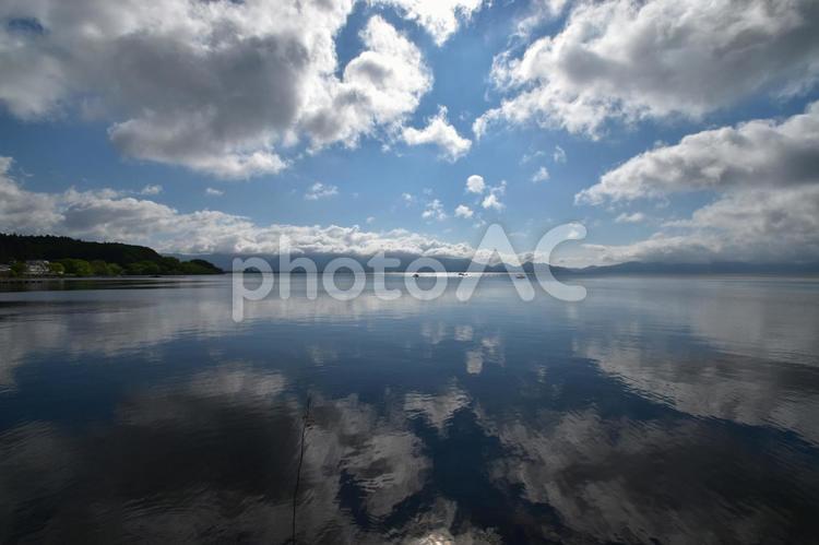 水面の反射が美しい湖の背景素材 湖,反射,山の写真素材