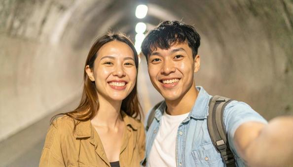 旅行先で記念撮影するカップル 旅行先で記念撮影するカップルの写真