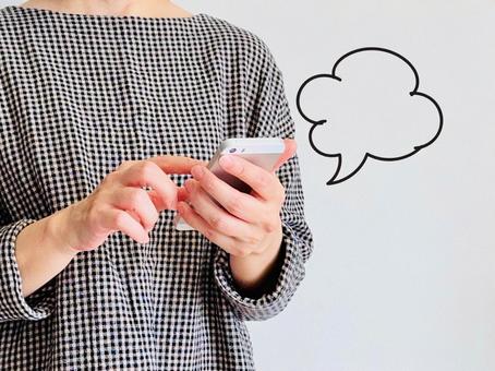 スマホを操作する女性とふきだし スマホ,女性,吹き出しの写真素材