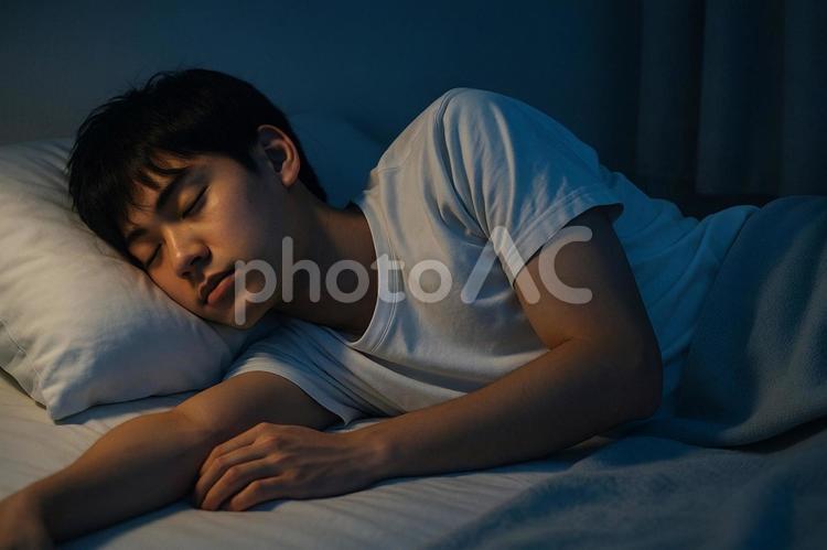 淡い光で眠る高校生 高校生,男子,睡眠の写真素材