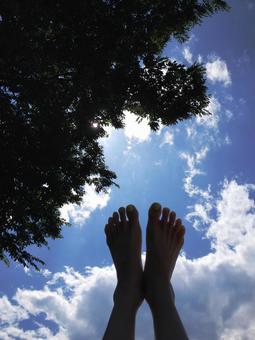 空と私の足 青空,ピクニック,足の写真素材