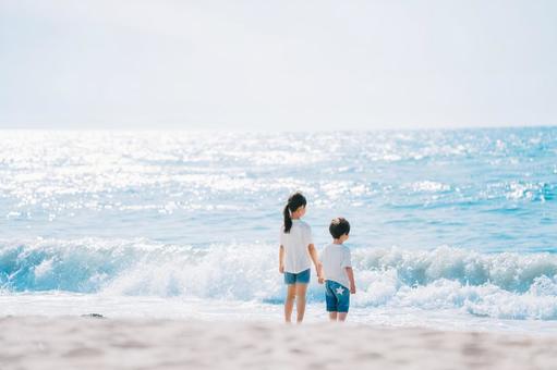波打ち際で遊ぶ子ども 波打ち際で遊ぶ子ども 夏,海,真夏の写真素材