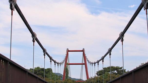 吊り橋の向こうに夏の空 吊り橋の向こうに夏の空 空,吊り橋,雲の写真素材