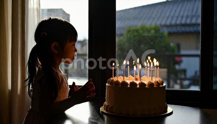 お誕生日ケーキと女の子 女の子,子供,お祝いの写真素材