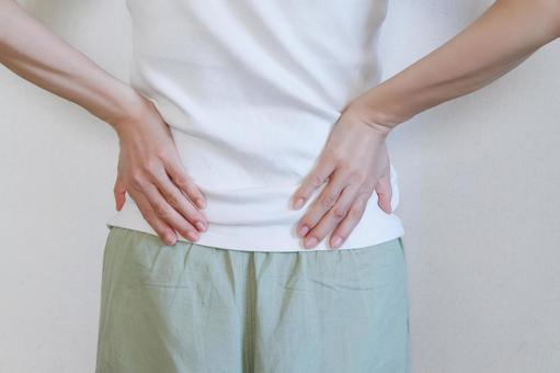 腰を抑える女性 腰痛 腰を抑える女性 腰痛 腰痛,腰,痛みの写真素材