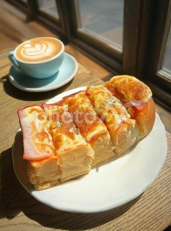 ハムチーズトーストとカフェオレ ハムチーズトースト,チーズトースト,食パンの写真素材