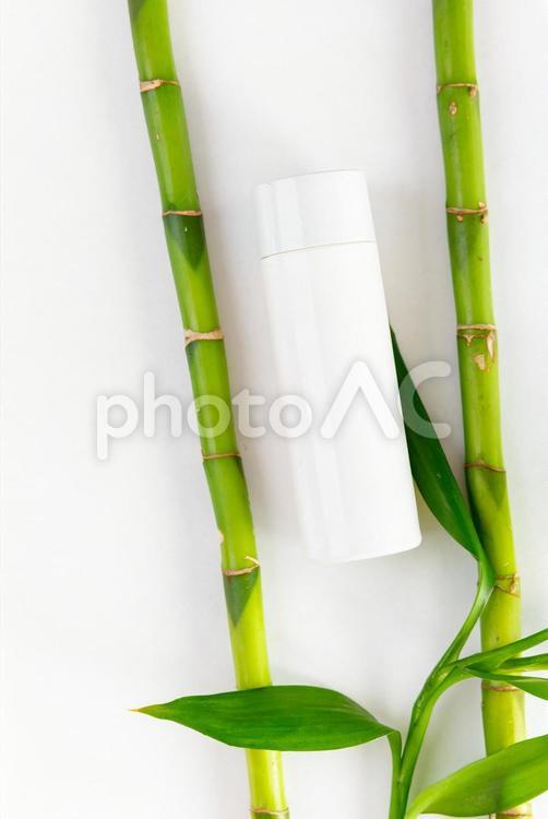 竹とプラスチック製の化粧水容器 モックアップ,物撮り,化粧品の写真素材