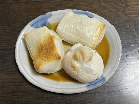 焼きもち 焼きもち 焼きもち,餅,皿の写真素材