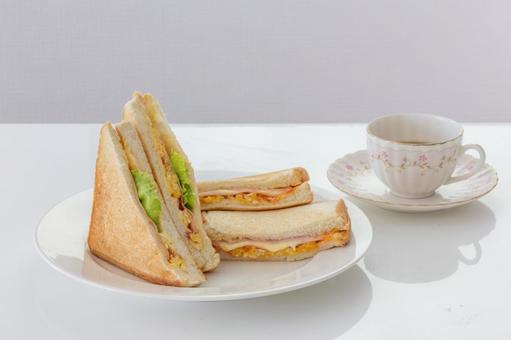 美味しそうなホットサンドとコーヒーセット 美味しそうなホットサンドとコーヒーセット 食べ物,パン,サンドイッチの写真素材