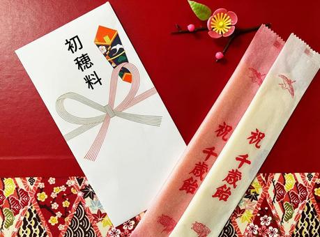 【七五三】初穂料の封筒と和柄の背景の写真