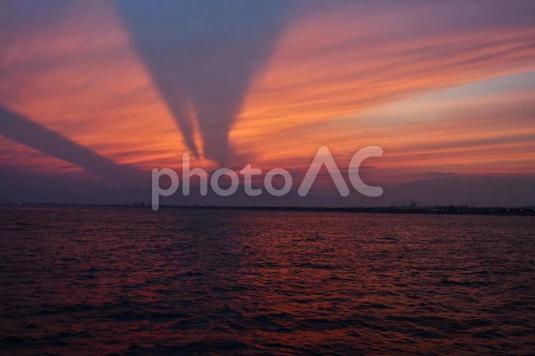 片瀬江ノ島漁港の突堤から撮影した夕焼け 夕焼け,夕景,夕暮れの写真素材