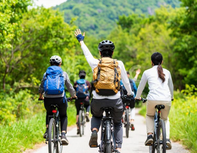 クロスバイクで仲間と駆ける山と森の旅 クロスバイク,自転車,ツーリングの写真素材