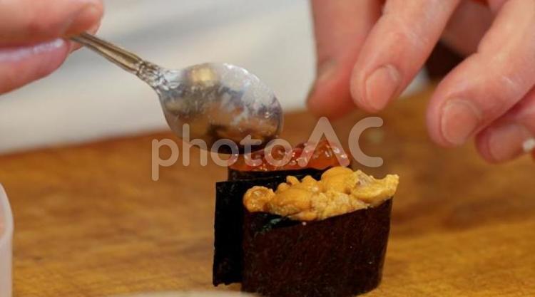 軍艦巻きをつくる料理人の手元 寿司,軍艦巻き,イクラの写真素材