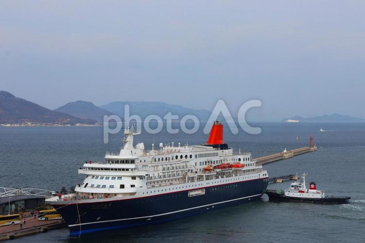 １月中旬の高松港のにっぽん丸の風景 背景,にっぽん丸,旅客船の写真素材