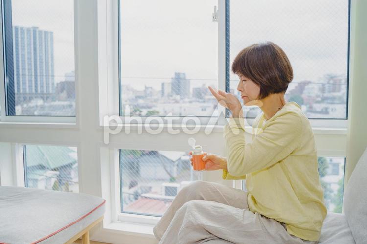 薬を飲もうとするシニア女性 女性,日本人,薬の写真素材