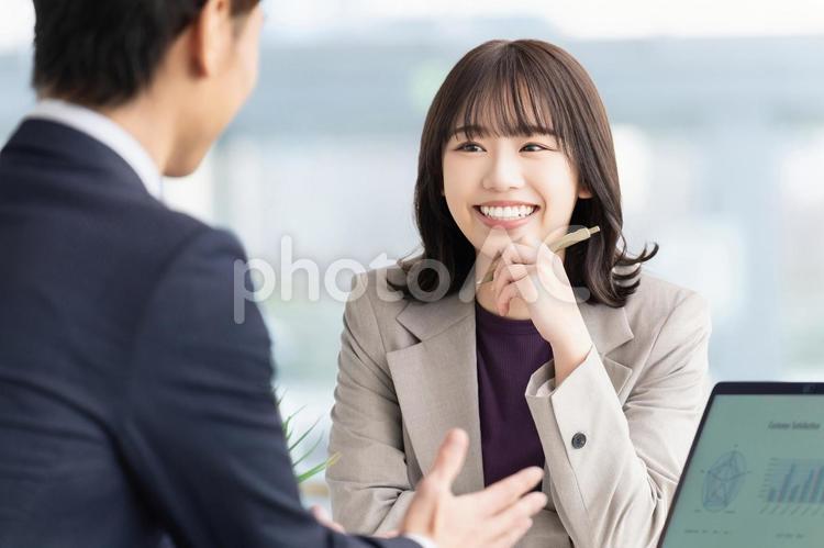 打ち合わせをする男女2人のビジネスマン 男性,女性,ビジネスの写真素材