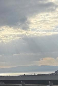 雲隙間から太陽の光 雲,光,太陽の写真素材