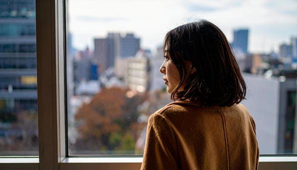 振り返る日本人美人モデルのポートレート 振り返る日本人美人モデルのポートレートの写真