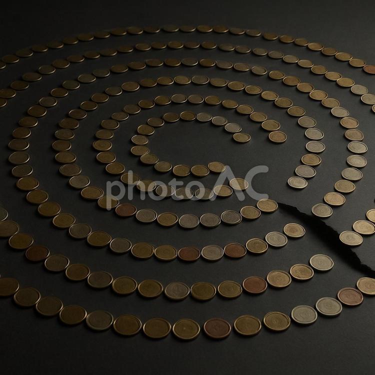 途切れた螺旋（貨幣列の断絶） 硬貨,貨幣,コインの写真素材
