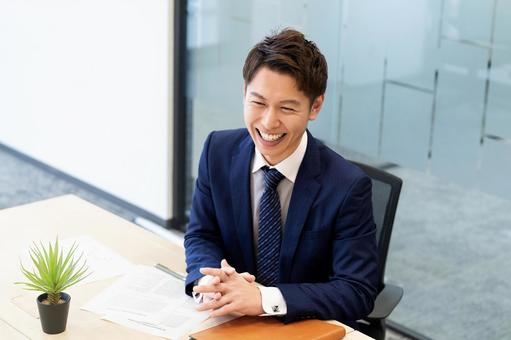 笑顔で対話をする男性ビジネスマン 笑顔で対話をする男性ビジネスマン 男性,笑顔,対話の写真素材