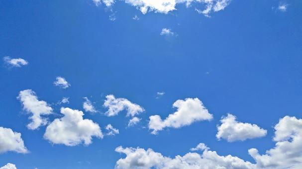 白い雲と夏の青空 白い雲と夏の青空の写真