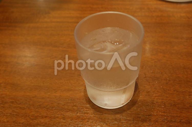 テーブルの上の水のグラス ガラス,コップ,グラスの写真素材
