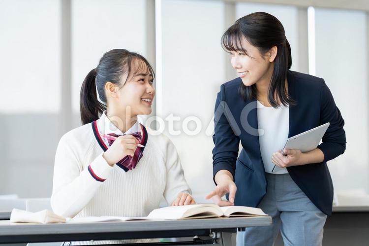 塾で勉強する高校生と先生 塾,高校生,受験の写真素材
