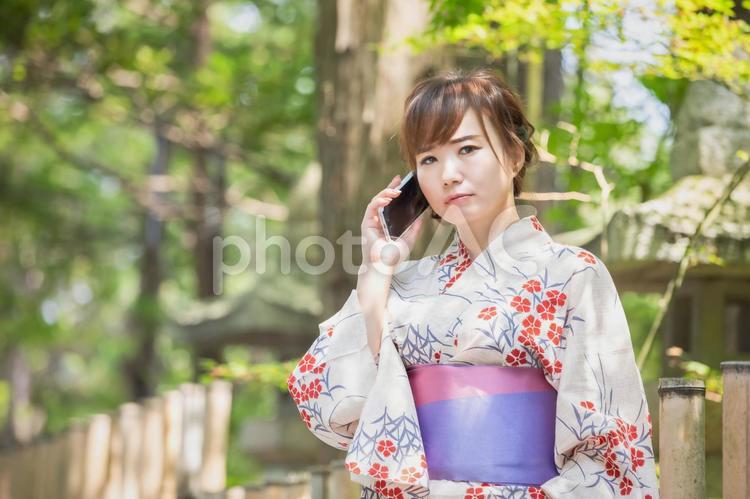 スマホを持つ浴衣姿の女性 浴衣,女性,怒るの写真素材