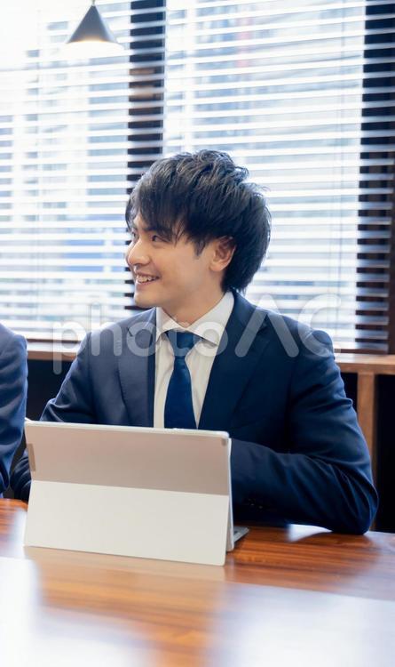 ノートパソコンで会議をする男性ビジネスマン ビジネス,人物,男性の写真素材
