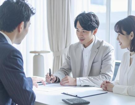 契約する夫婦 契約する夫婦の写真