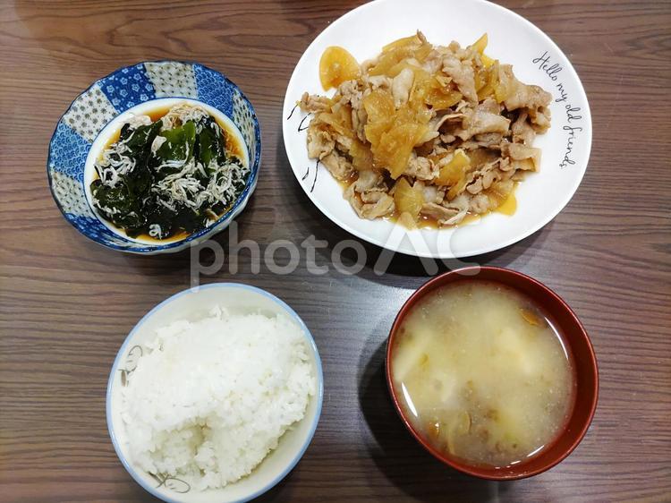夕飯の献立 酢の物,大根と豚肉の煮物,味噌汁の写真素材