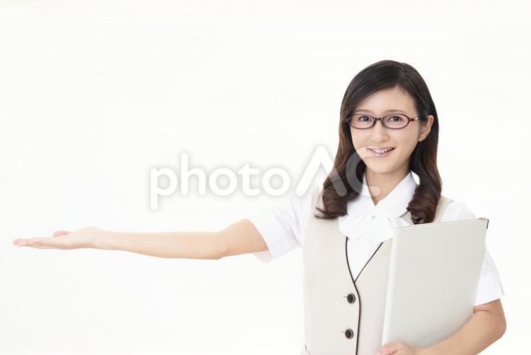 案内するビジネスウーマン 女性,ビジネスウーマン,仕事の写真素材