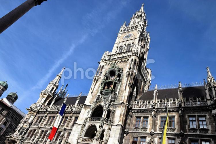 ミュンヘン新市庁舎の壮大な姿と国旗 ミュンヘン,ドイツ,旅行の写真素材