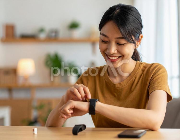 時計を見てほほ笑む女性 女性,人物,1人の写真素材