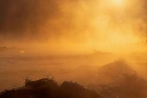 朝焼けに立ち込める毛嵐と荒波 毛嵐,日の出,朝焼けの写真素材