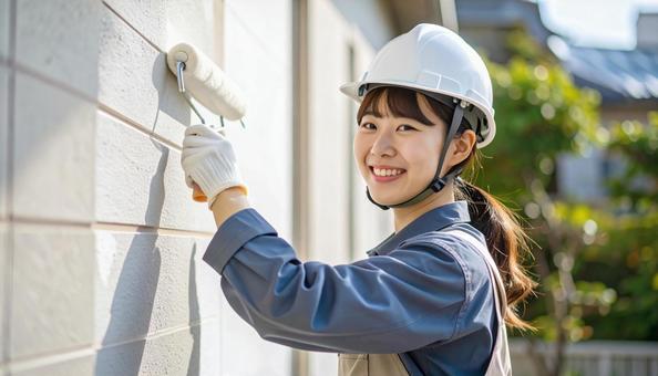 DIYで外壁塗装する女性 DIYで外壁塗装する女性の写真