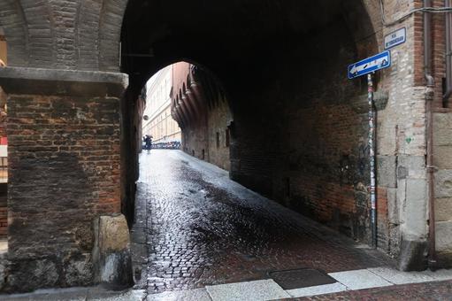 ボーロニャの路地 イタリア,ボローニャ,路地の写真素材