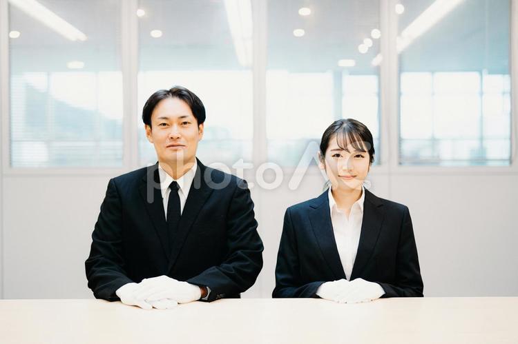 白手袋をつけた男女（鑑定士・質屋） 鑑定士,質屋,鑑定の写真素材